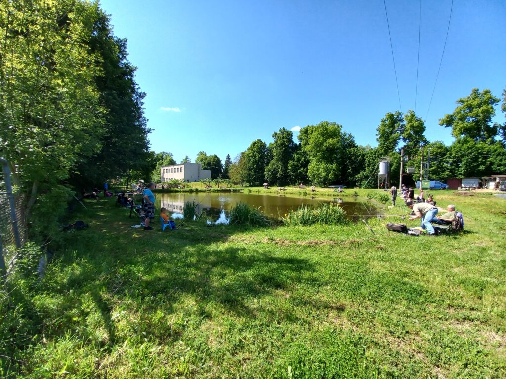 Celkový pohled na rybník se soutěžícími